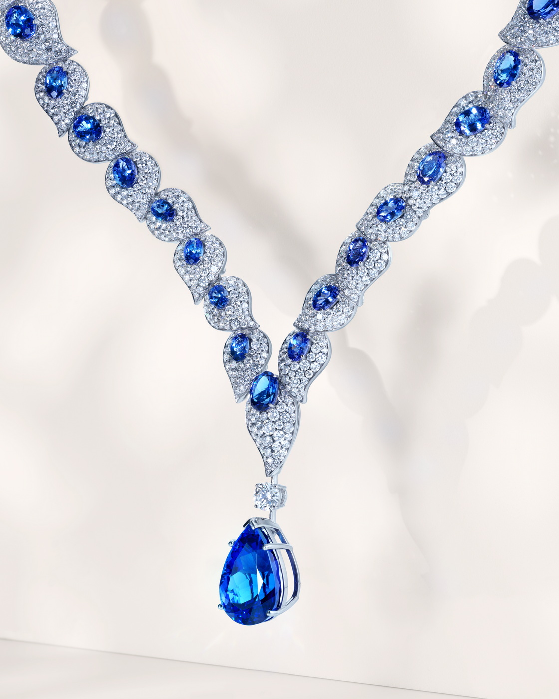 دار معوض Mouawad تكشف النقاب عن طقم المجوهرات الراقية Ivy Tanzanite