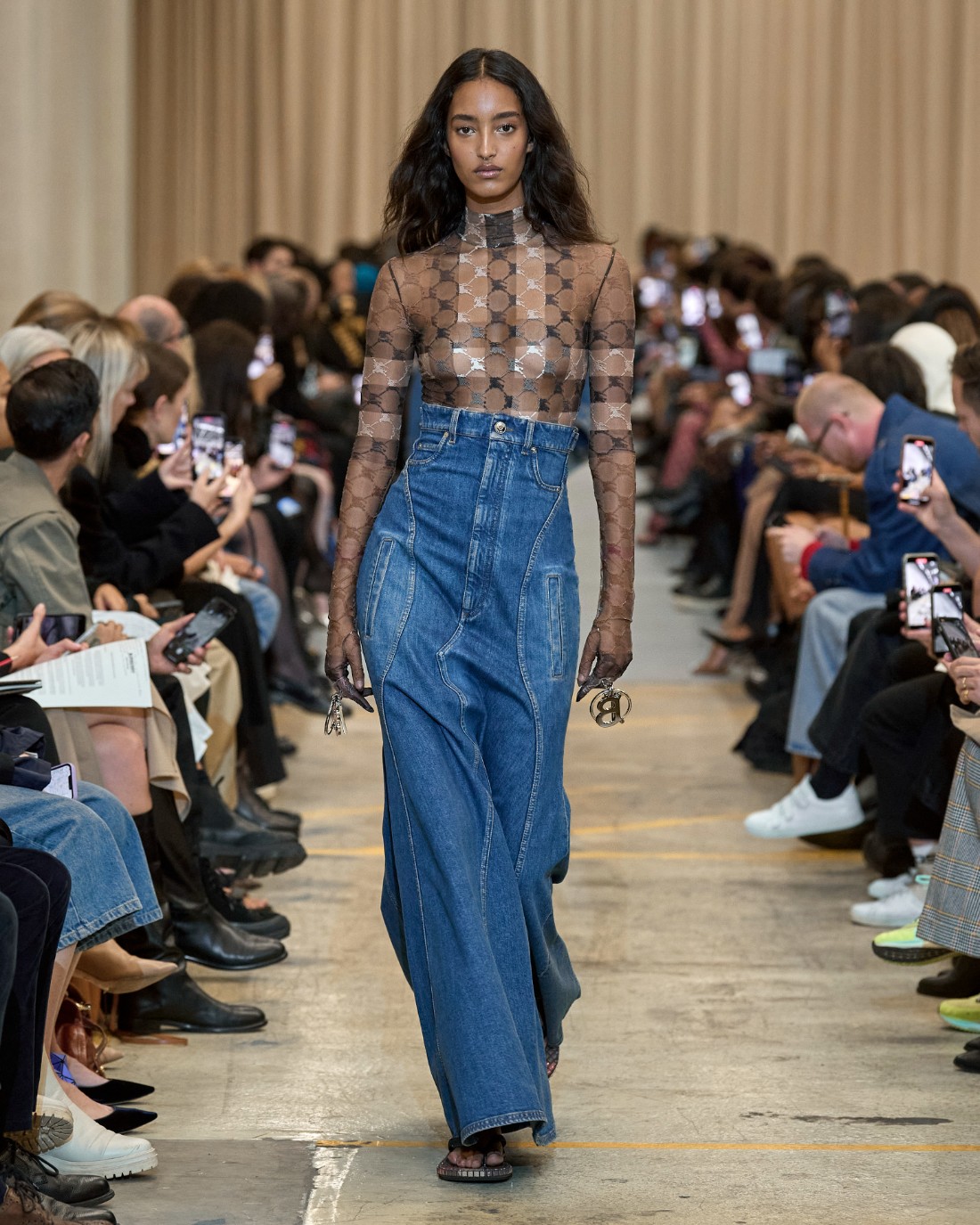 دار Burberry صممت التنورة الدنيم الماكسي ذات الخصر المرتفع