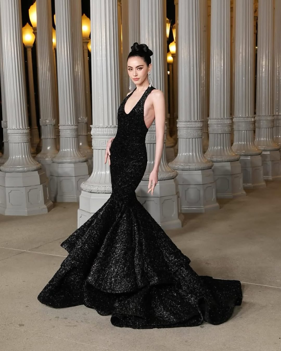 دافيكا هورن بفستان سهرة براق باللون الأسود الموحد