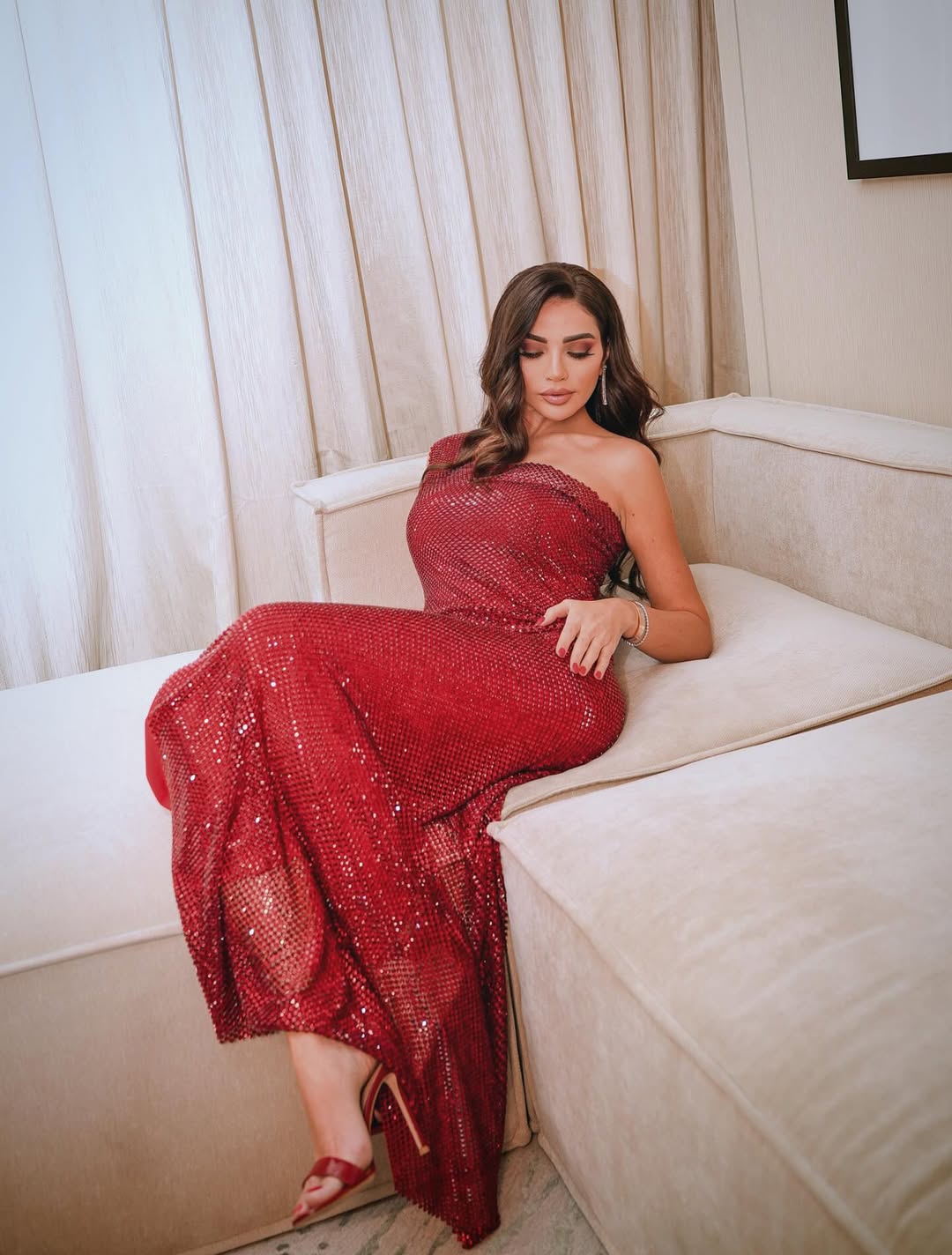 داليدا خليل بفستان سهرة لامع باللون الأحمر القوي على شكل شبكة كريستالية