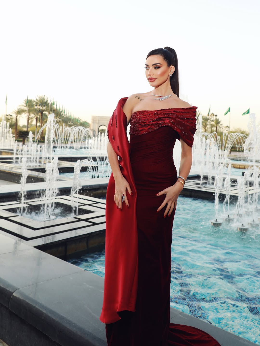 داليدا خليل تألقت بفستان سهرة أنيق باللون الأحمر الداكن