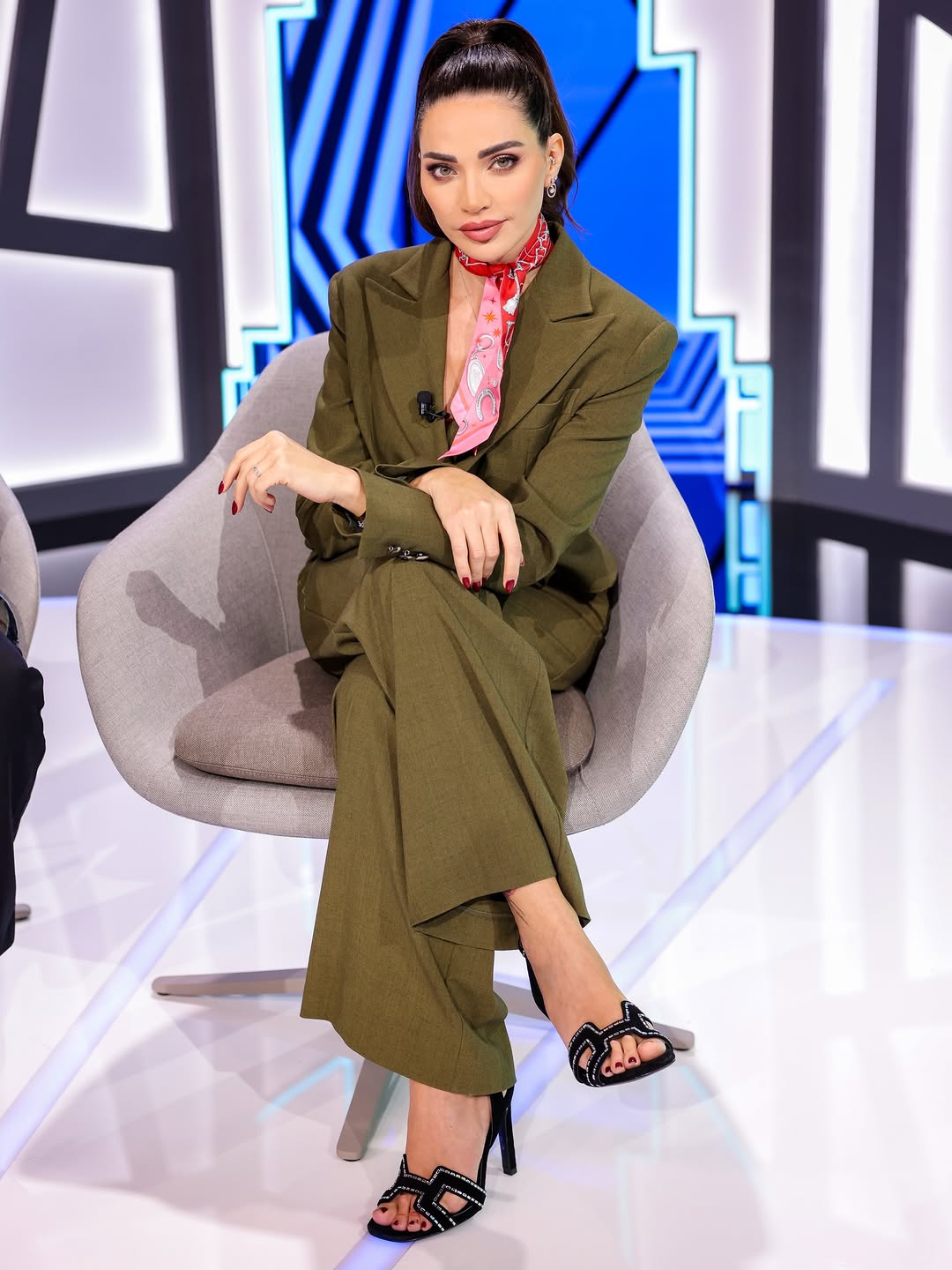 داليدا خليل بإطلالة البدلة باللون الزيتي