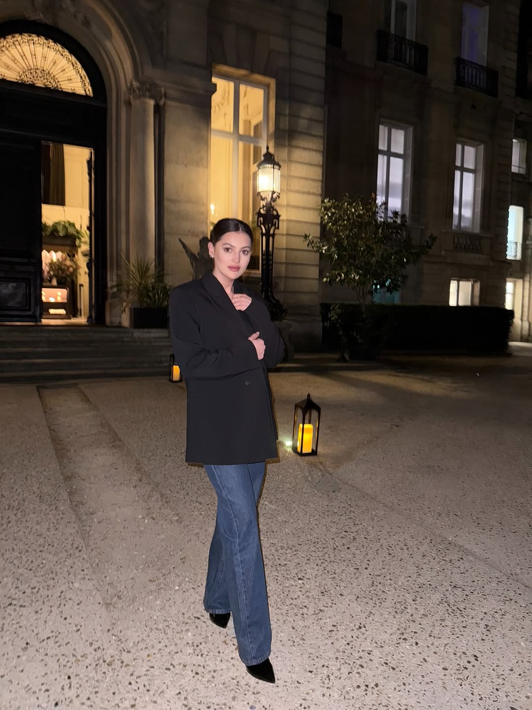 دانا الحلاني بالبلايزر مع الجينز الواسع في سهرة باريسية