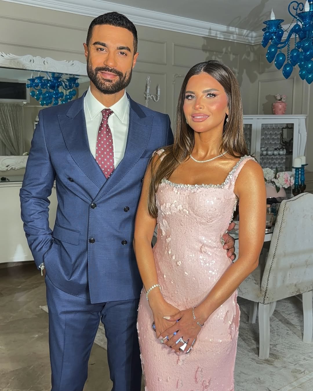 دانية البنوي ترتدي ثوبا باللون الزهري الشاحب المغطى كليا بالترتر