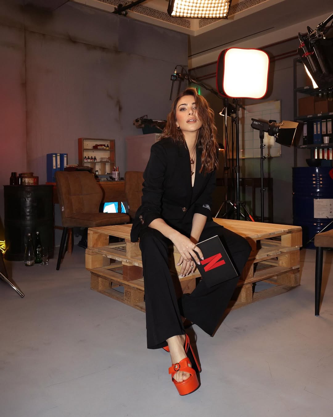 دانييلا رحمة ببدلة من فيرساتشي باللون الأسود الموحد