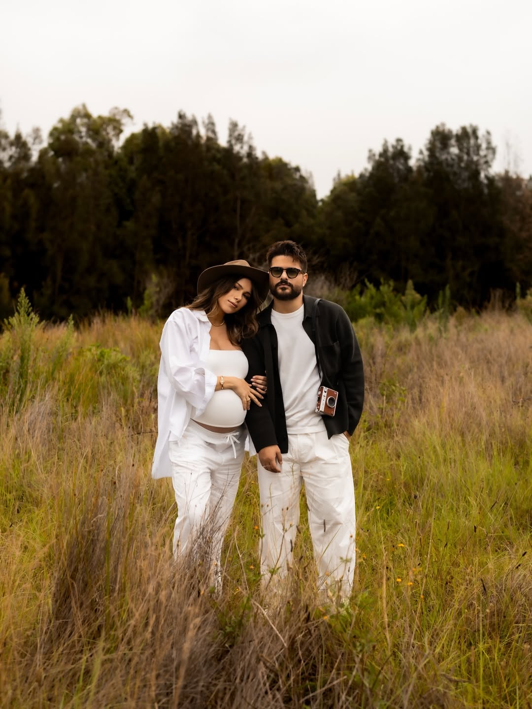 دانييلا رحمة وناصيف زيتون بإطلالة بيضاء بانتظار مولودهما في سيدني