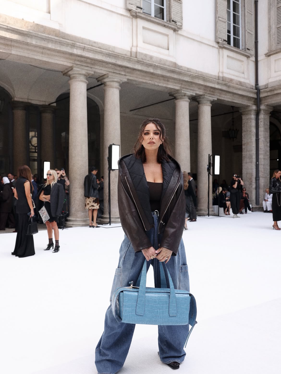 دانييلا رحمة.. مزيج البني والأزرق في إطلالة عصرية من Sportmax