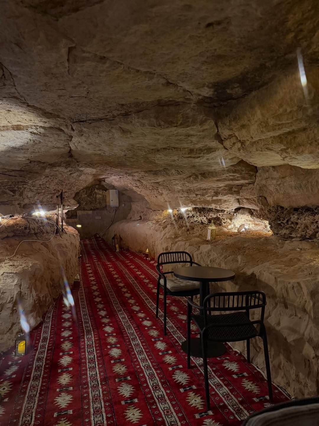 دبس بلس الكهف… زاوية هادئة في قلب الدرعية بعيدًا عن كل الضجيج