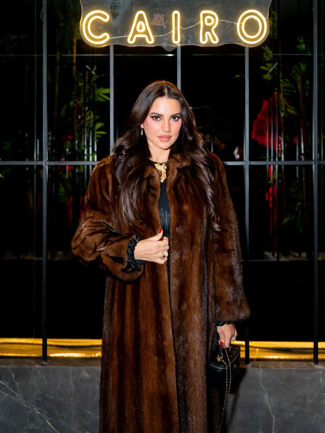 درة بالمعطف الراقي من الفرو البني