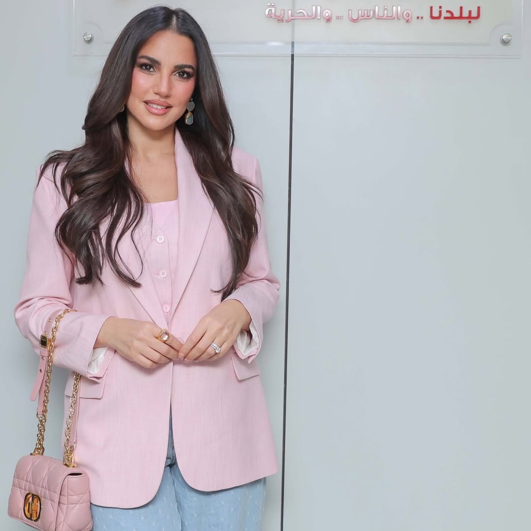 درة ببنطال الجينز الأزرق المنقط مع جيليه كلاسيكي باللون الزهري