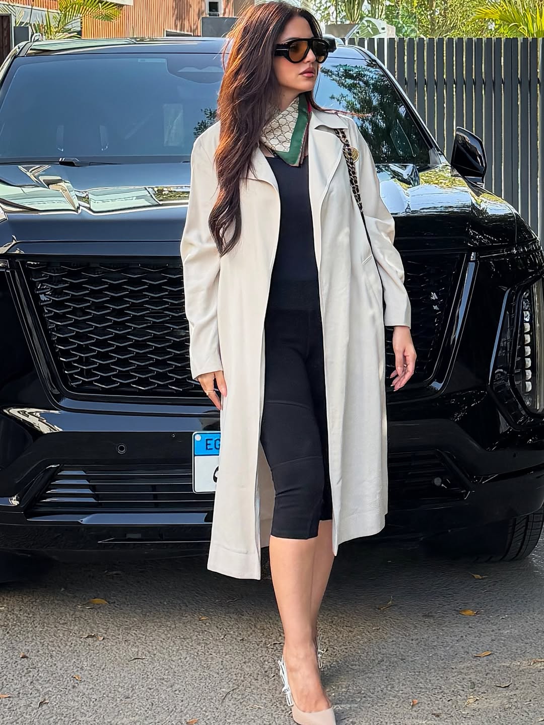 درة ببنطال قصير وضيق باللون الأسود مع توب محدد بنفس اللون