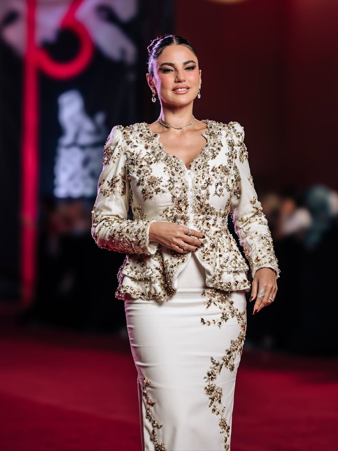 درة بتنورة زينت بتطريزات من الخرز اللامع