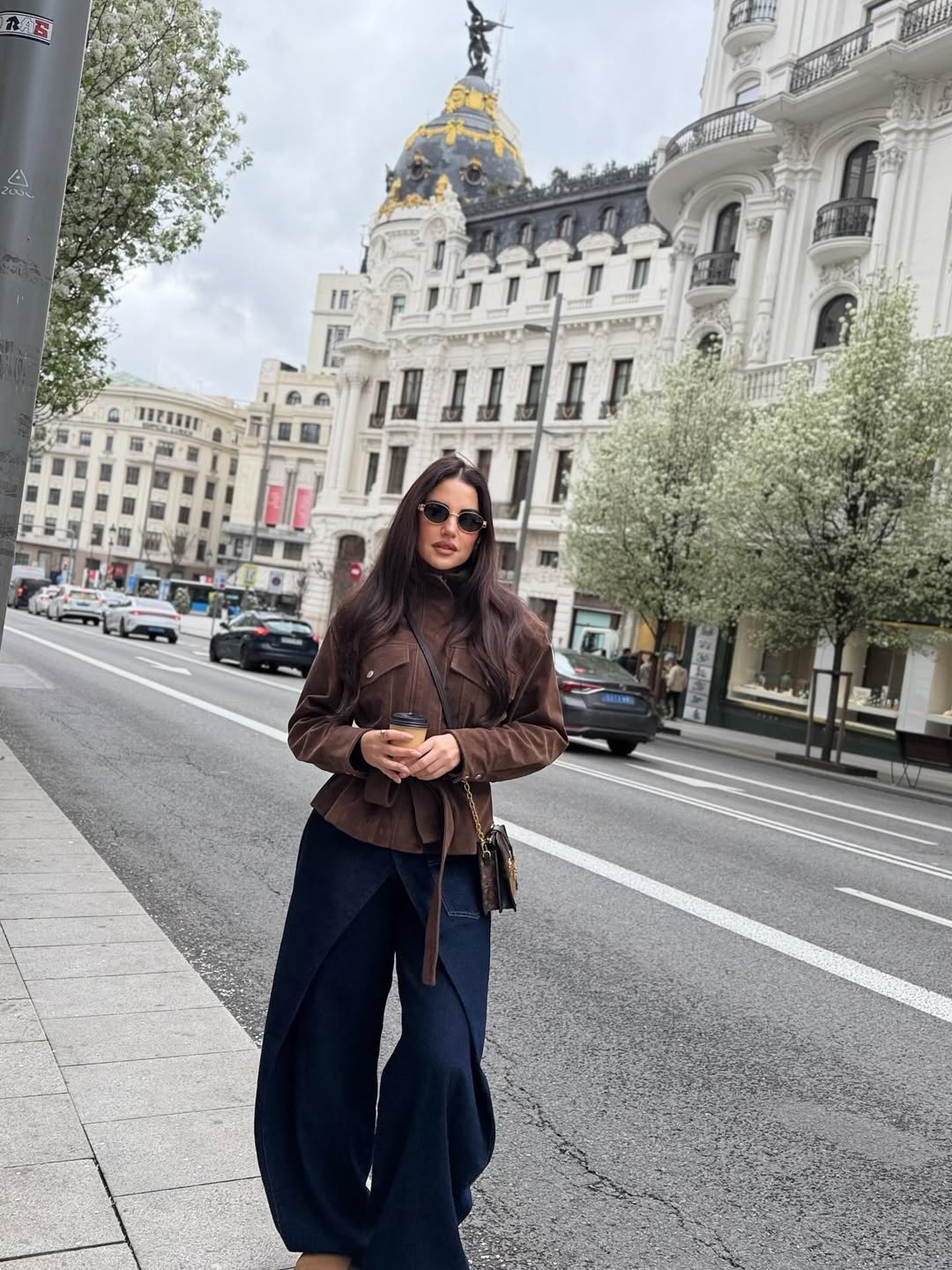  درة بجاكيت من المخمل باللون البني