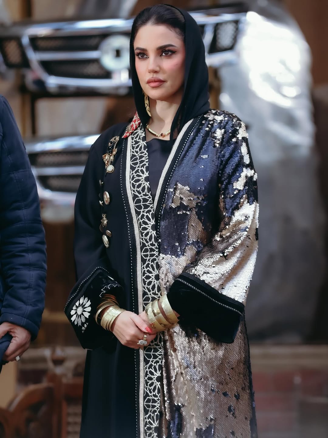  درة بعباية بتصميم مغلق بخط أمامي بحواف مطرزة بتطريز شرقي باللون الذهبي