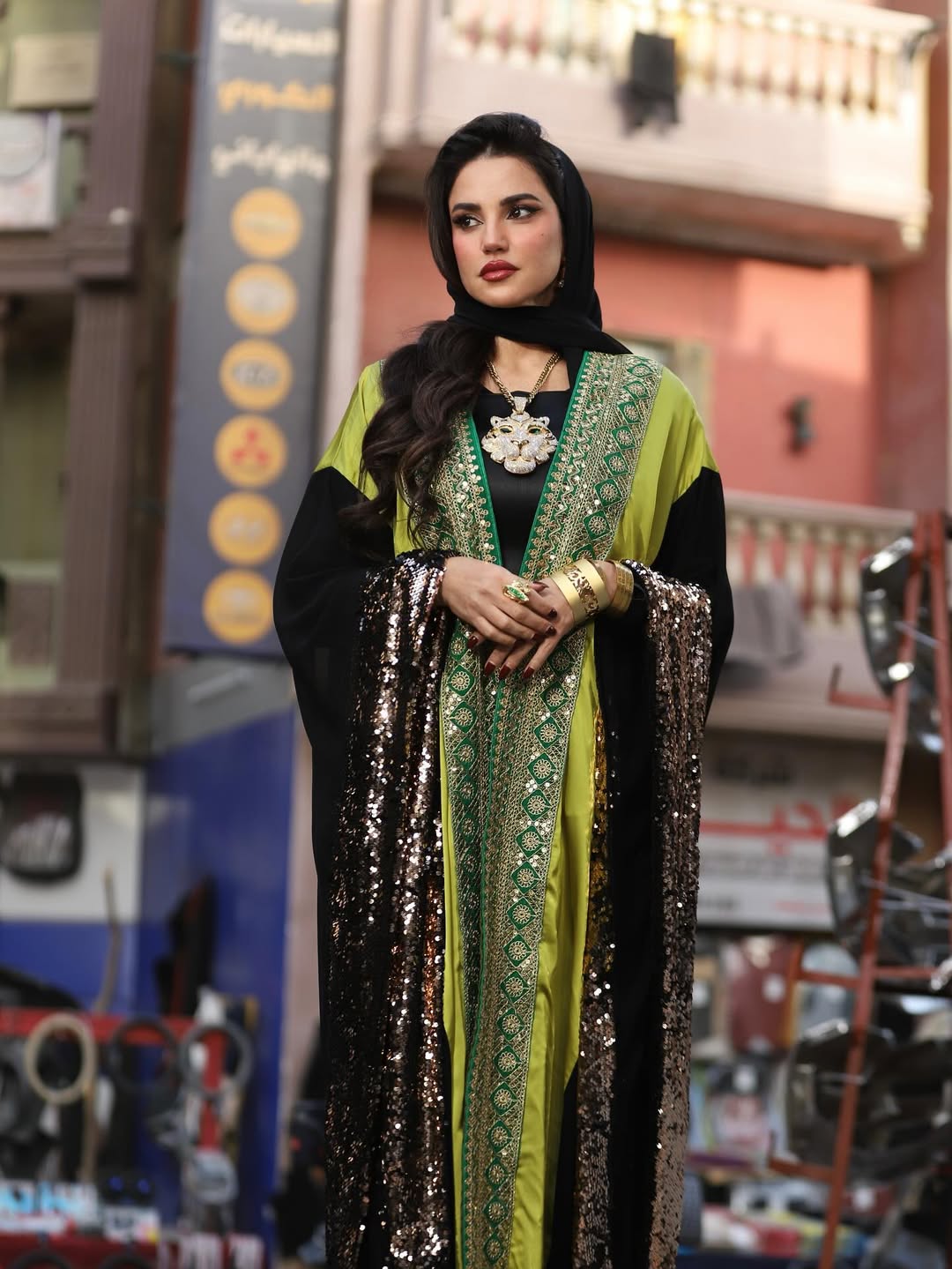 درة بعباية مفتوحة باللون الأسود المتداخل مع تدرجات اللون الأخضر