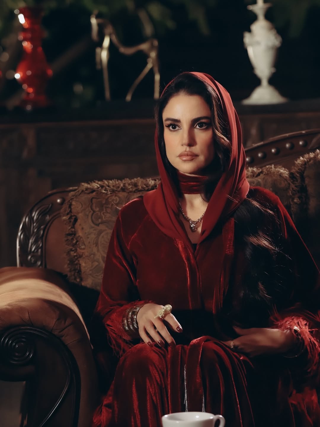  درة بعباية من المخمل باللون البرغندي مميزة بلمسة الريش