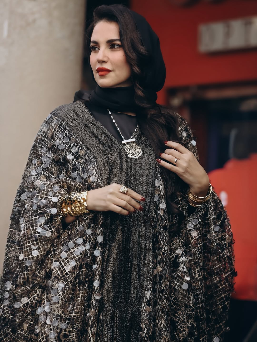  درة بقفطان لامع باللون الفضي بقصة فضفاضة تخفي ملامح القوام