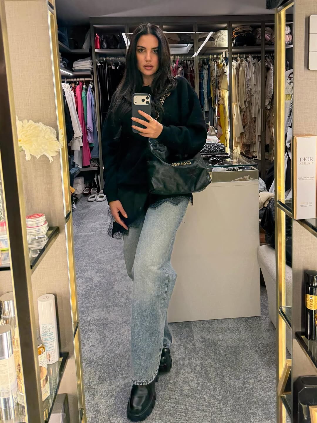  درة ترتدي بنطال الجينز الشاحب بالأرجل الواسعة مع بلوزة صوفية