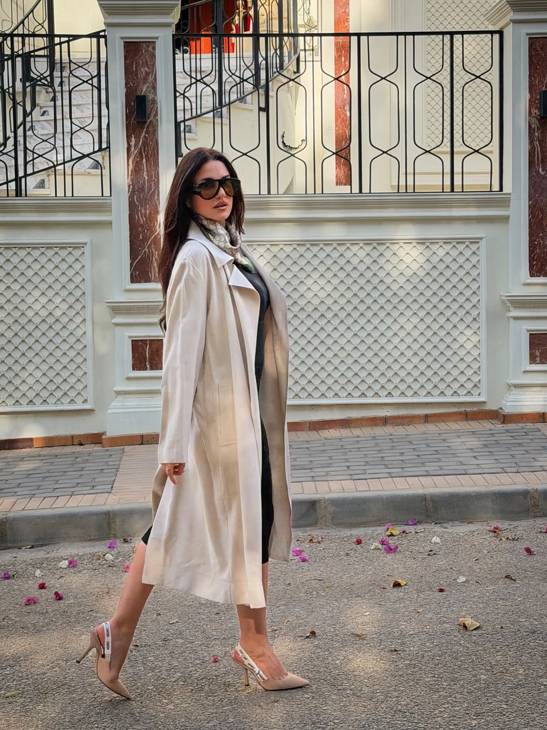 درة ترتدي معطفا يناسب أجواء الربيع بلون كريمي