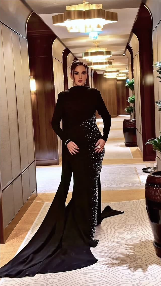 درة لفستان مجسم بأكمام طويلة وياقة عالي باللون الأسود