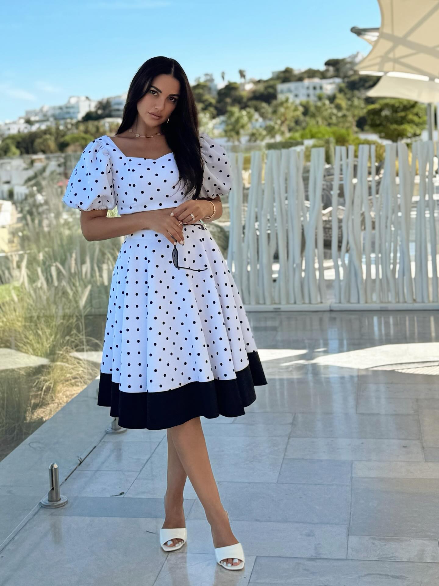 درة التونسية بفستان ميدي بنقشة البولكا دوت
