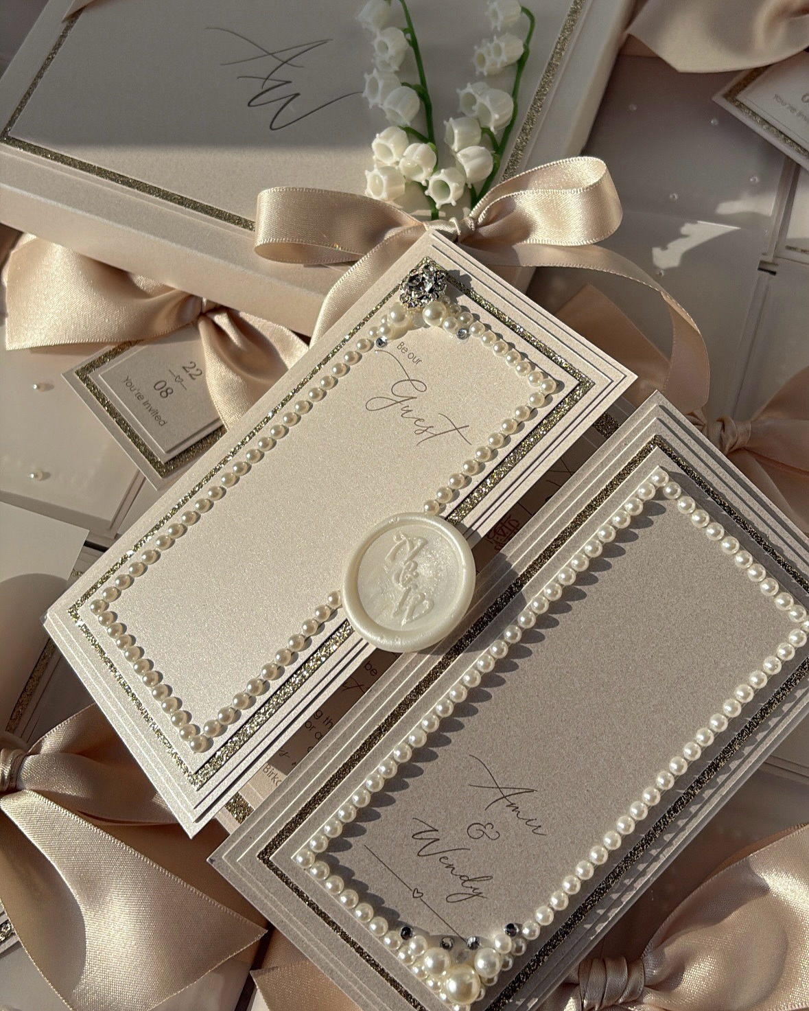 دعوة زفاف باللؤلؤ – الصورة من The Paper Doll Wedding Invitations