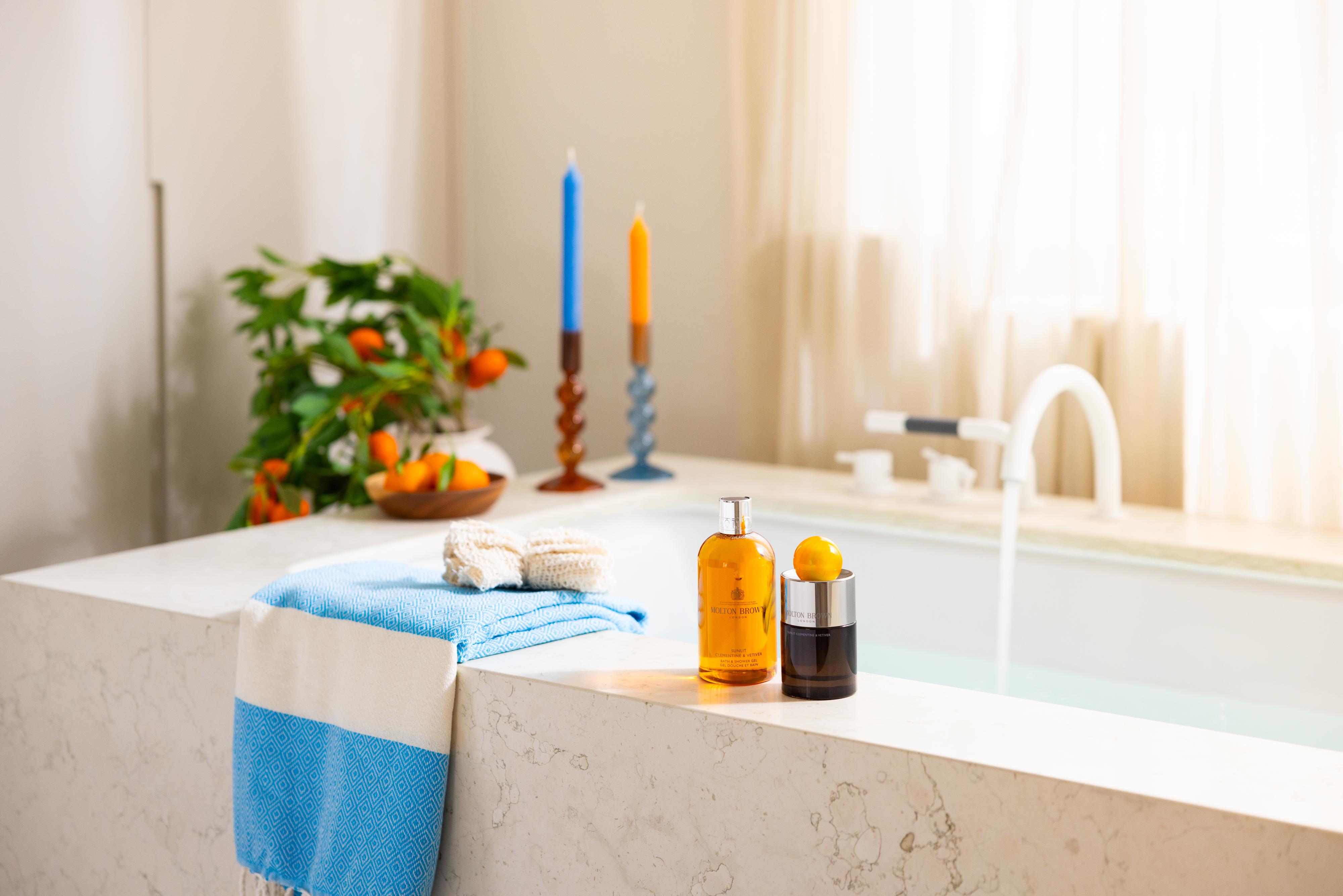 دلّلي نفسك مع تشكيلة Sunlit Clementine & Vetiver من علامة Molton Brown