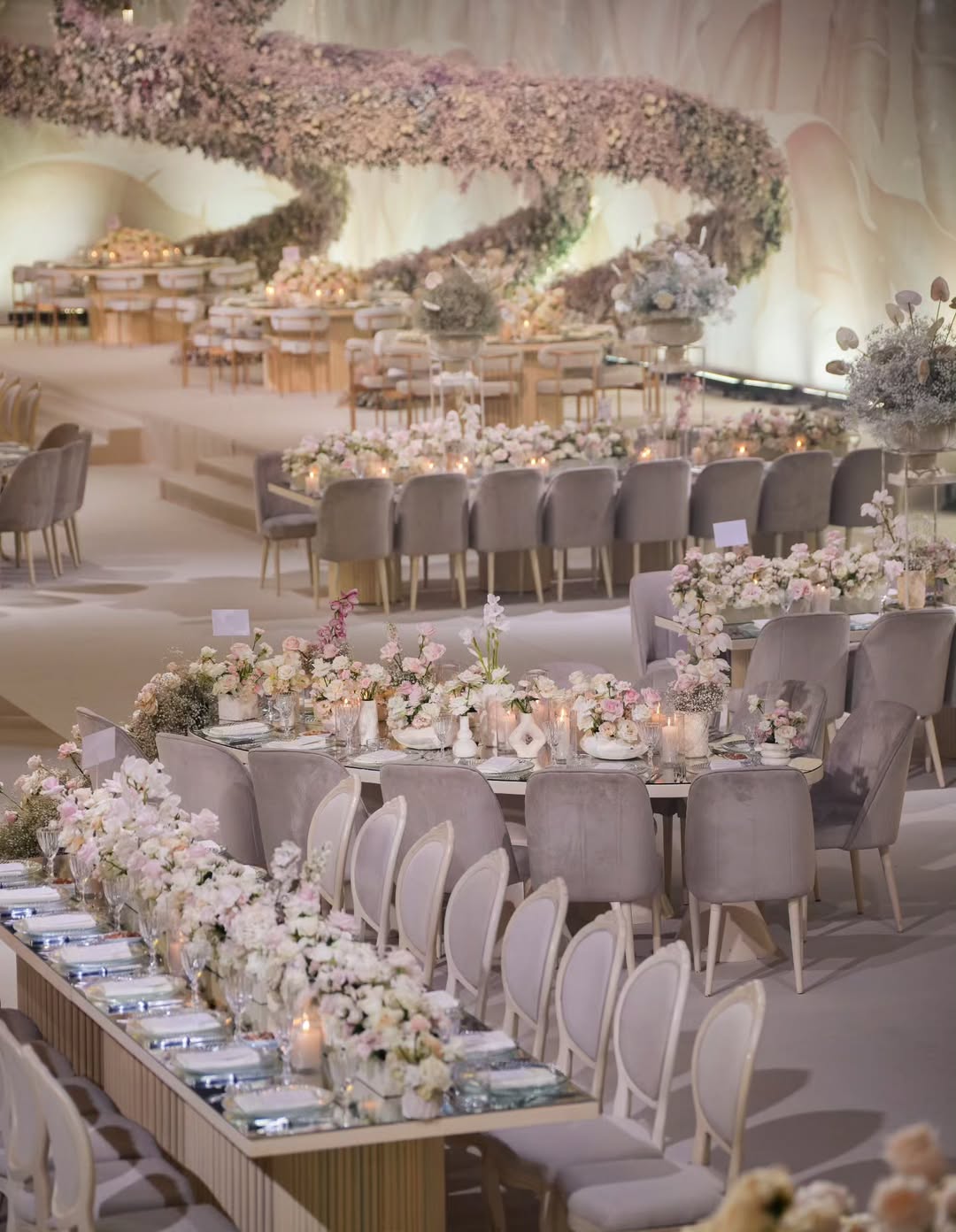 دمج اللون الأبيض مع ألوان محايدة في حفلات الزفاف الجديدة