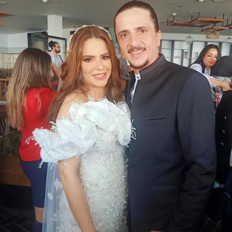 دنيا عبد العزيز خلال الاحتفال بعقد قرانها