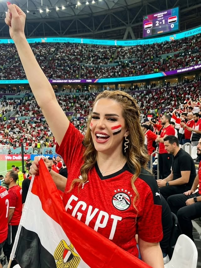 دنيا عبد العزيز.. حماس فرعوني برسم العلم والضفيرة الجانبية