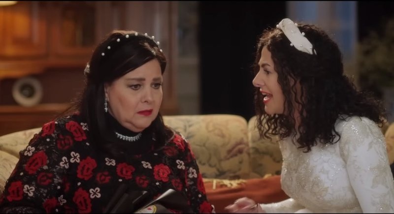 دنيا مع والدتها في فيلم "تسليم أهالي"