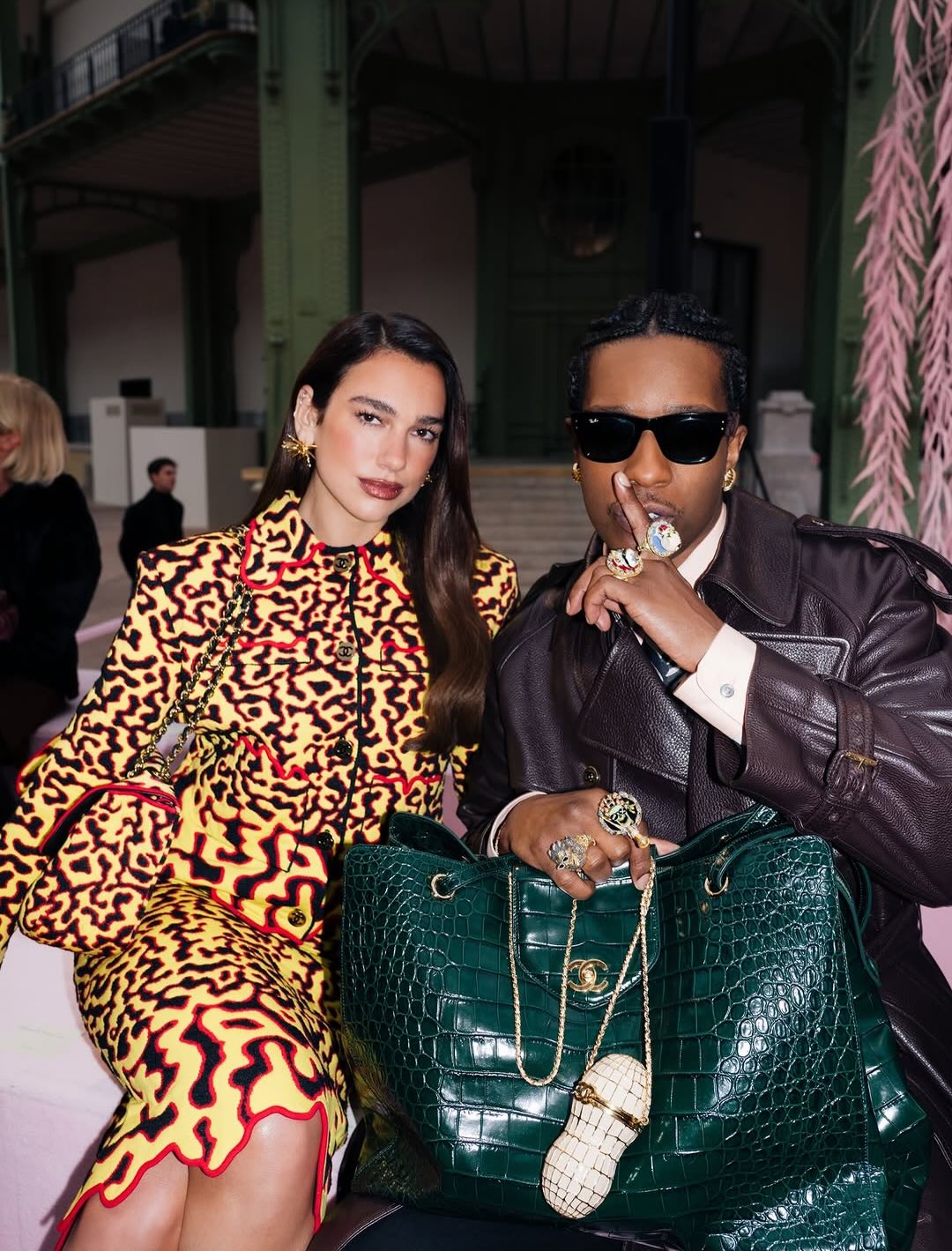  دوا ليبا بطقم منقوش باللون الأصفر من Chanel