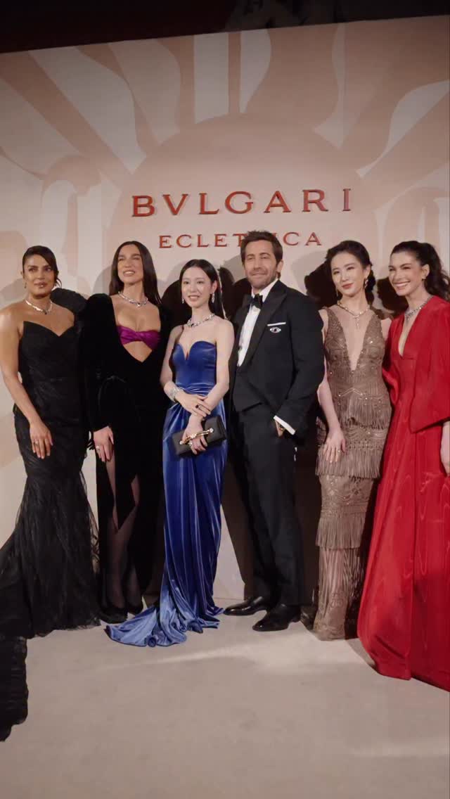 دوا ليبا بفستان بتصميم طويل بفتحة جانبية عالية مزينة بفيونكة كبيرة