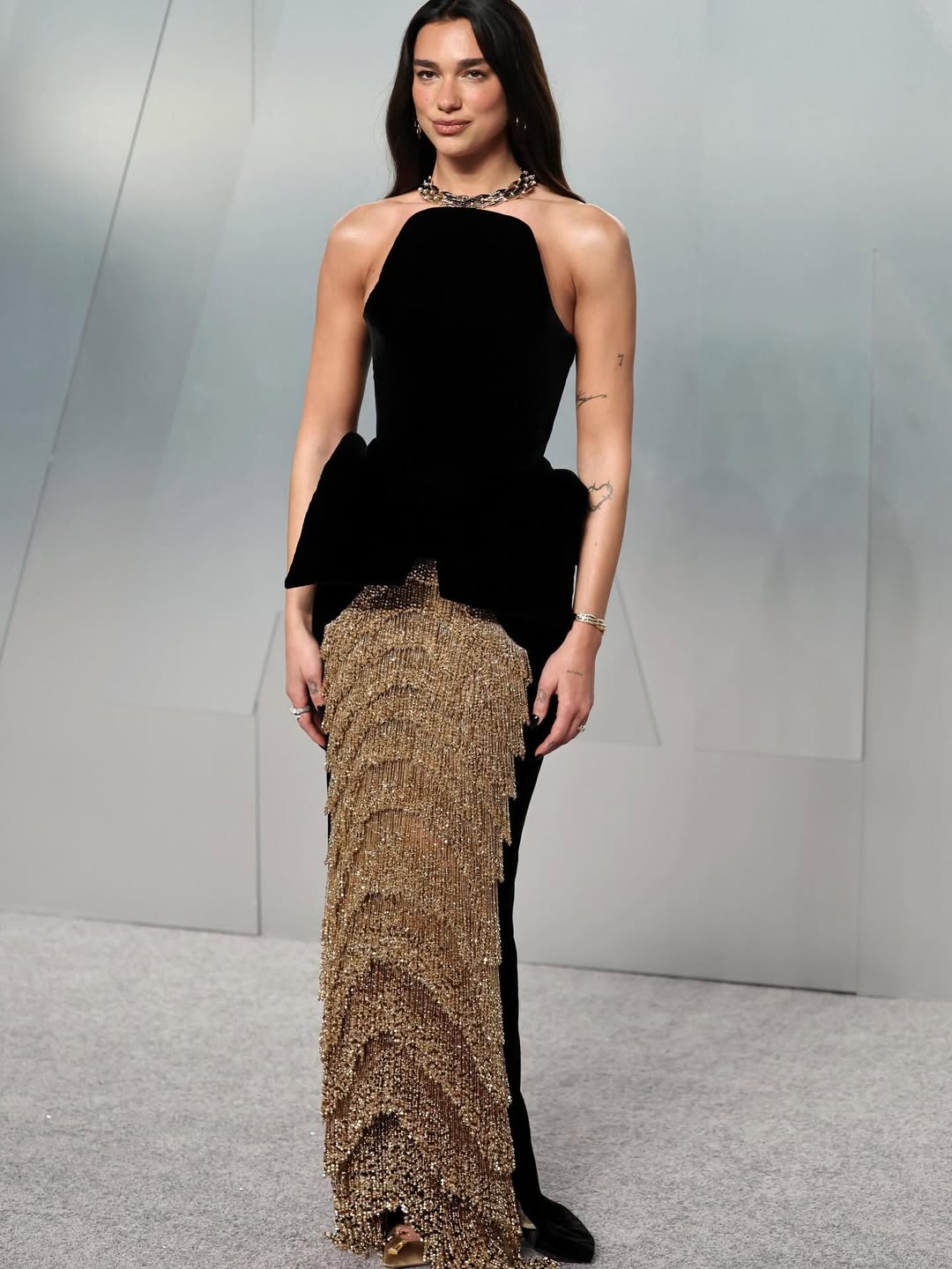 دوا ليبا بفستان طويل بتصميم غير تقليدي من توقيع Schiaparelli