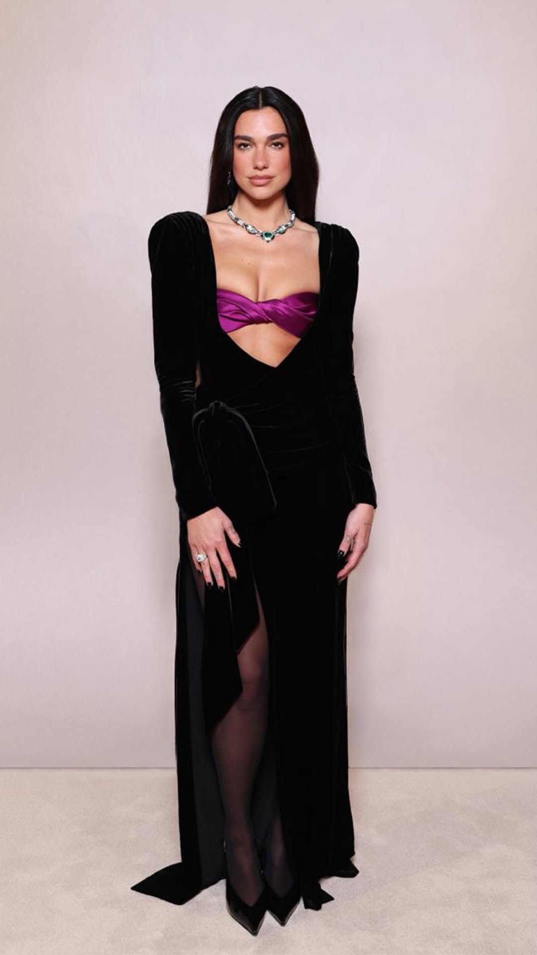 دوا ليبا بفستان من المخمل الأسود