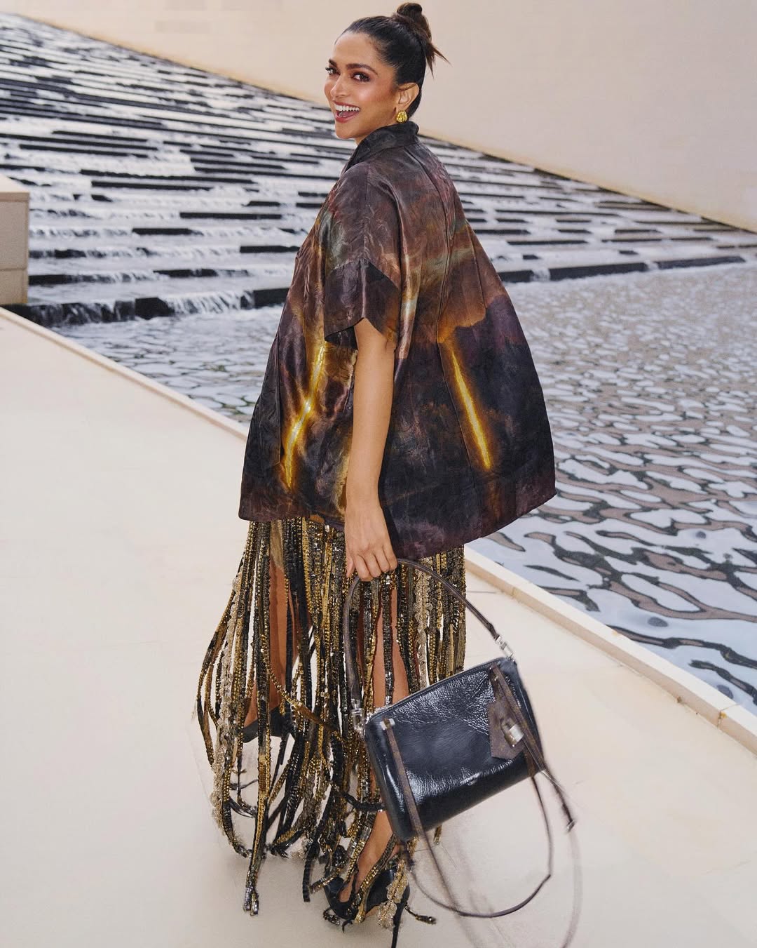 ديبيكا بادكون إطلالة حيوية بصيحة الشراشيب المرصعة