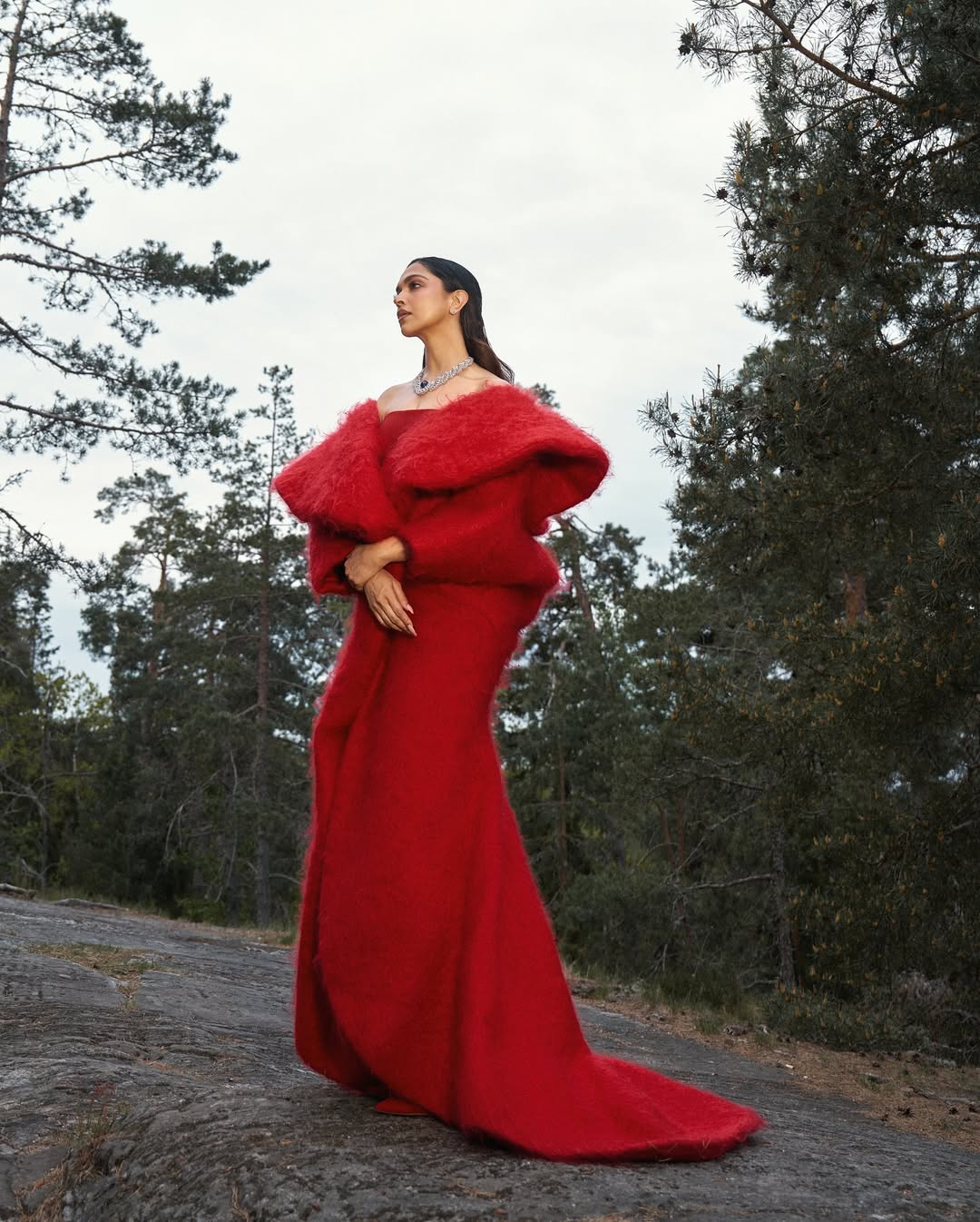 ديبيكا بادكون بإطلالة مونوكروم باللون الأحمر بنمط دراماتيكي 