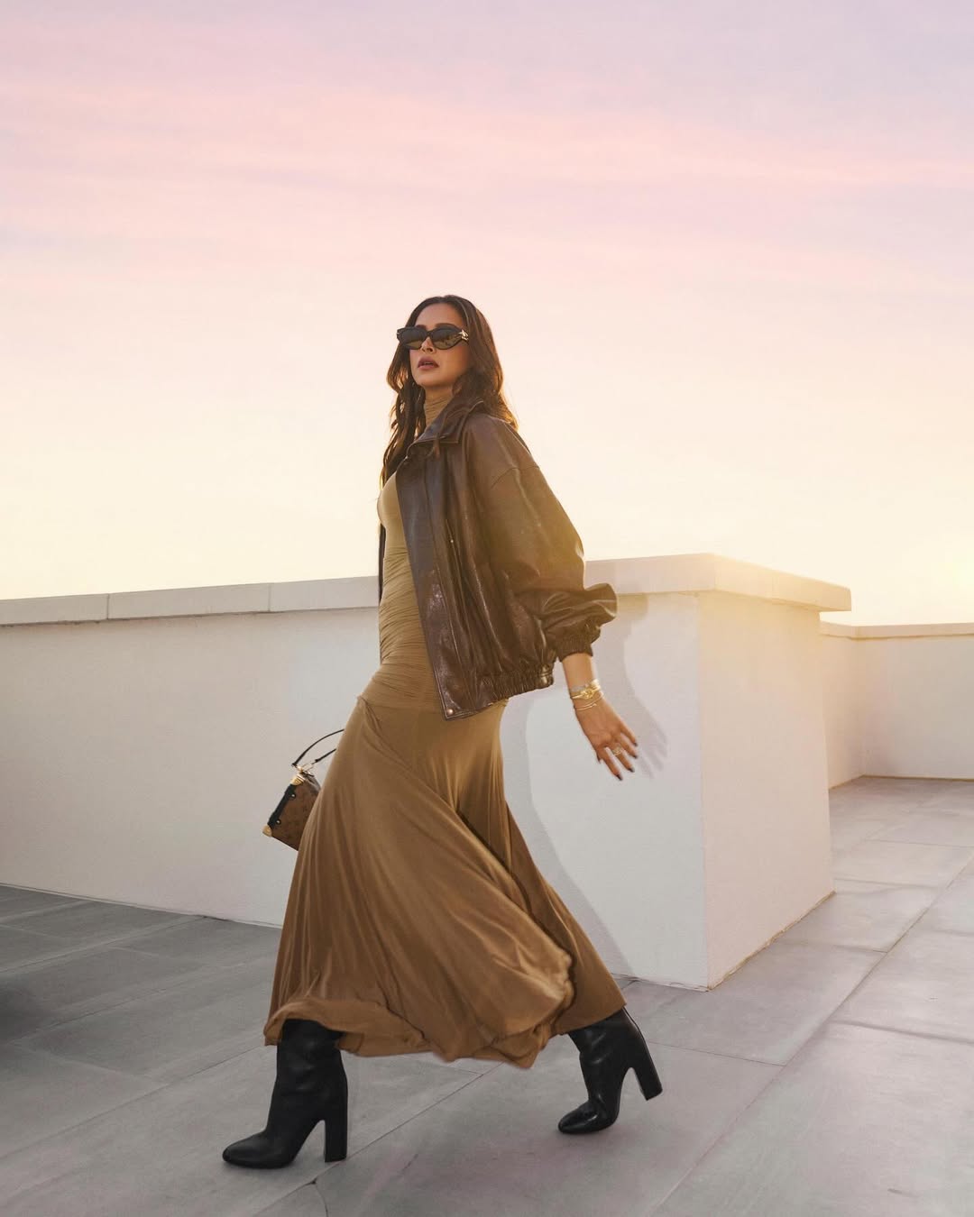 ديبيكا بادكون بالفستان الطويل باللون البني