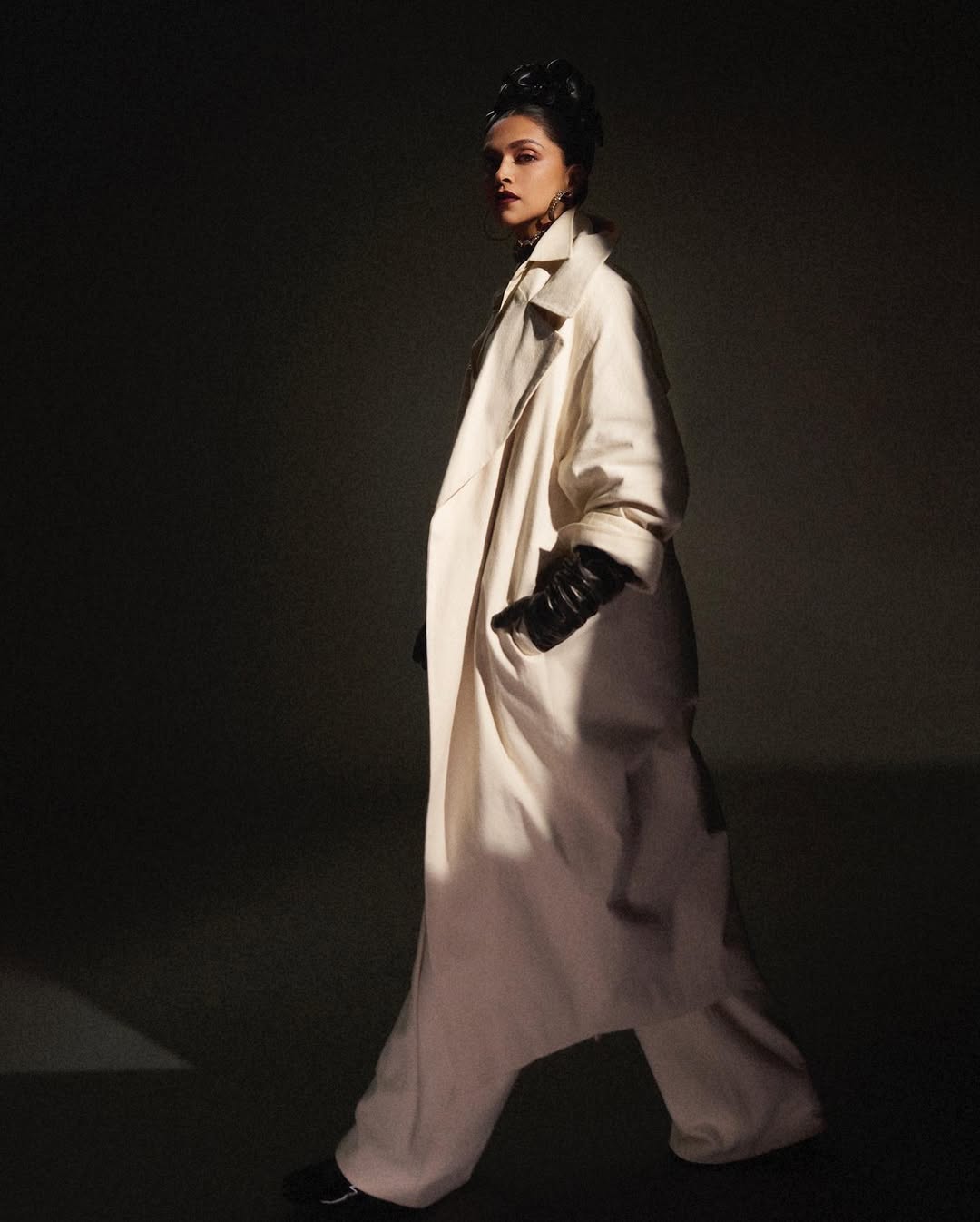 ديبيكا بادكون بدلة بيضاء من بنطال فضفاض مع قميص أوفر سايز مرفق بجاكيت طويل