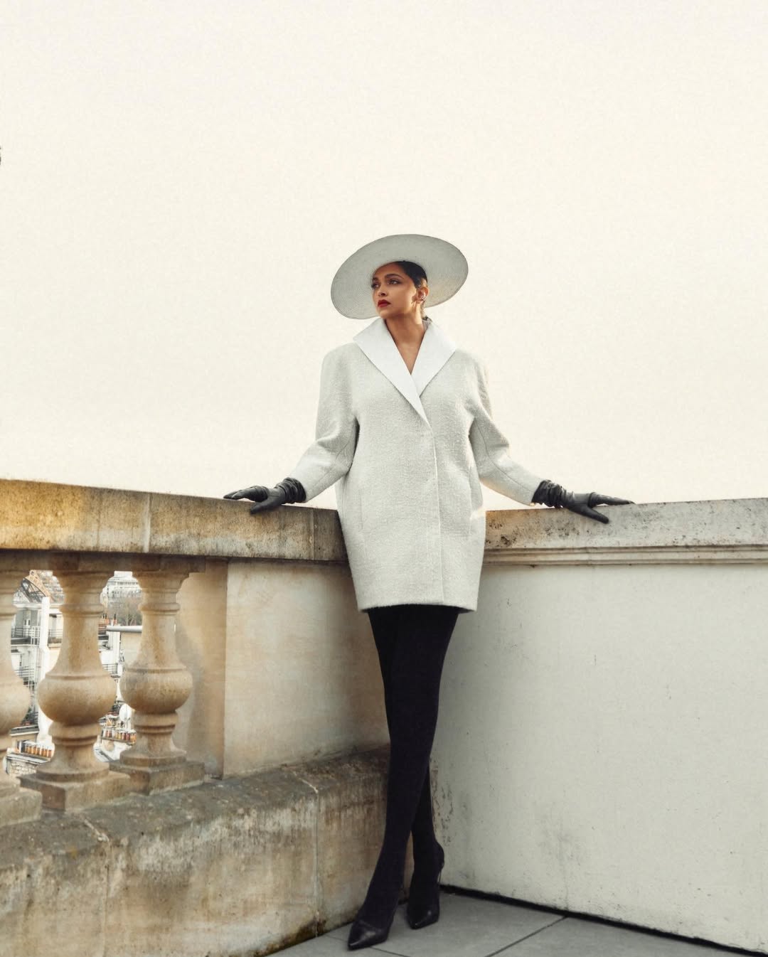 ديبيكا بادكون بصيحة الفستان المعطف بقصة أوفر سايز من الصوف باللون الرمادي الفاتح