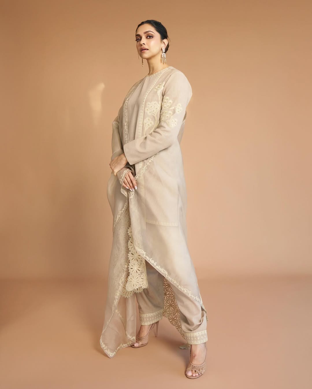 ديبيكا بادكون بلون نيود فاتح بزي هندي مطرز بالورود