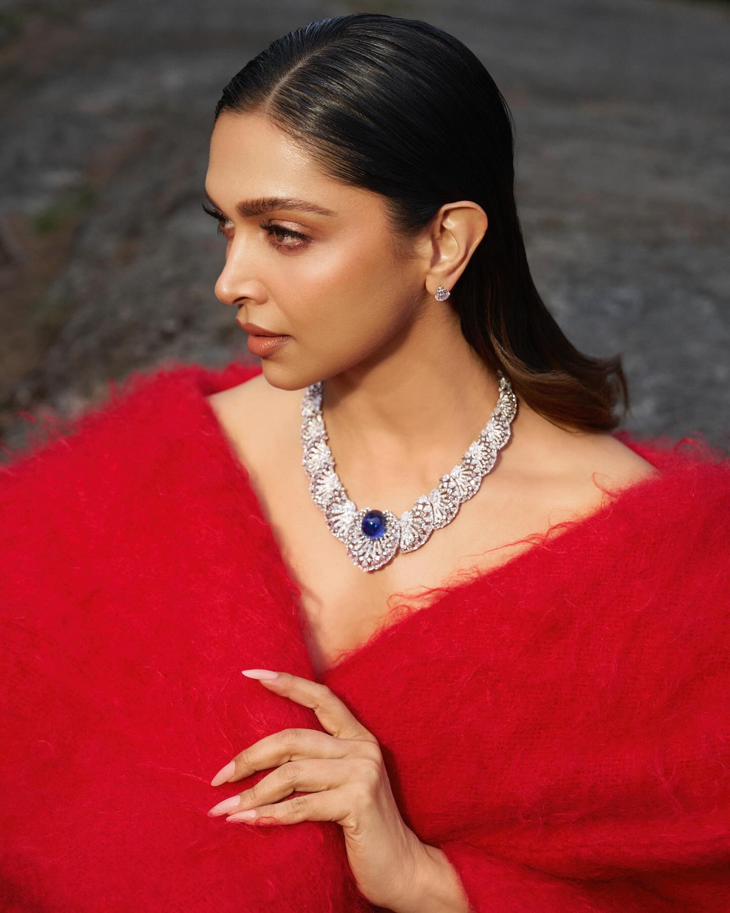 ديبيكا بادوكون Deepika Padukone بقلادة ساحرة من دار كارتييه Cartier