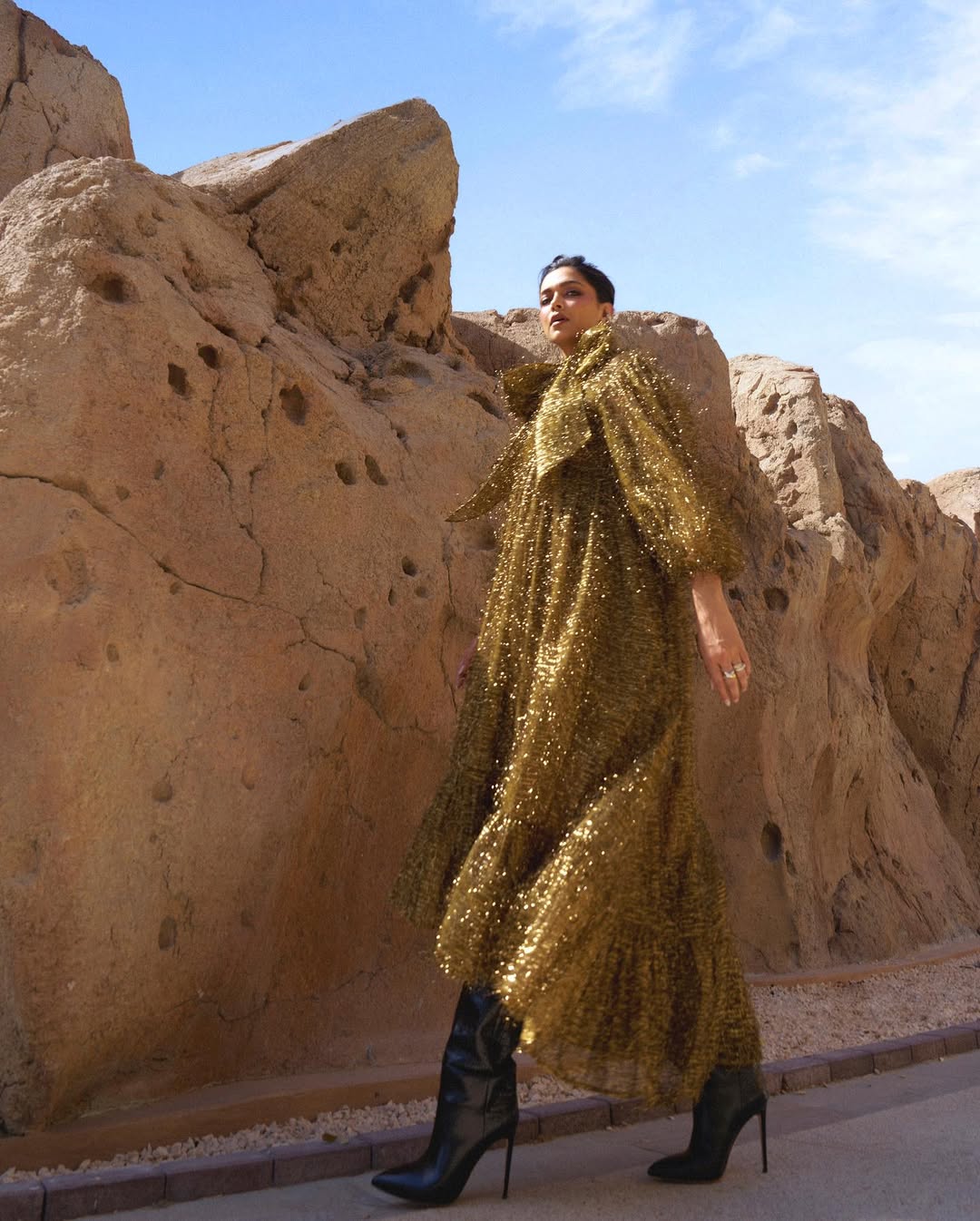  ديبيكا بستايل فستان أوفر سايز بالقصة بتصميم قصير من الأمام وطويل من الخلف