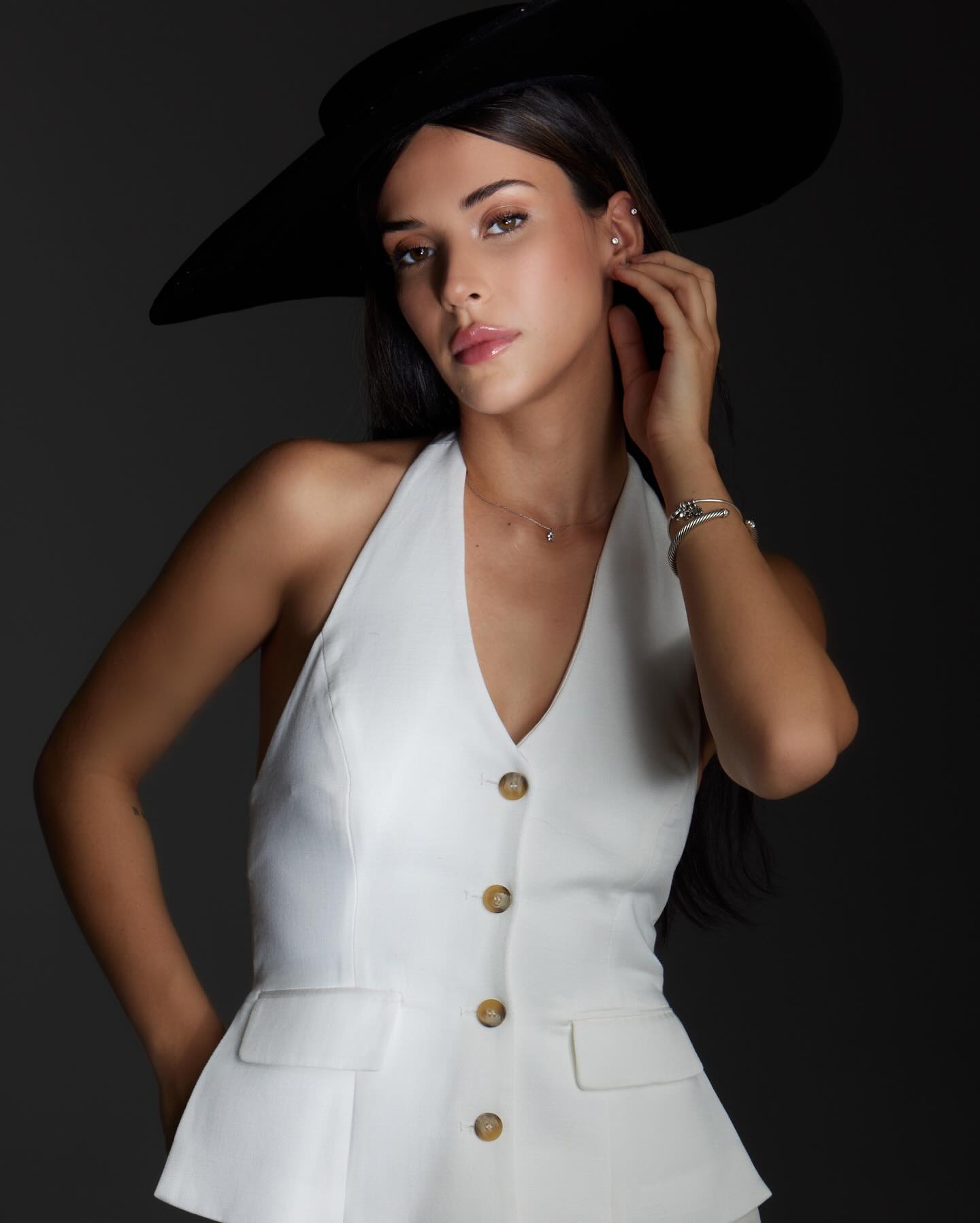 ديفريم أوزكان بطلة تحت الأرض زيّنت مظهرها بمجوهرات أنثوية زادت من جمالها ورونقها