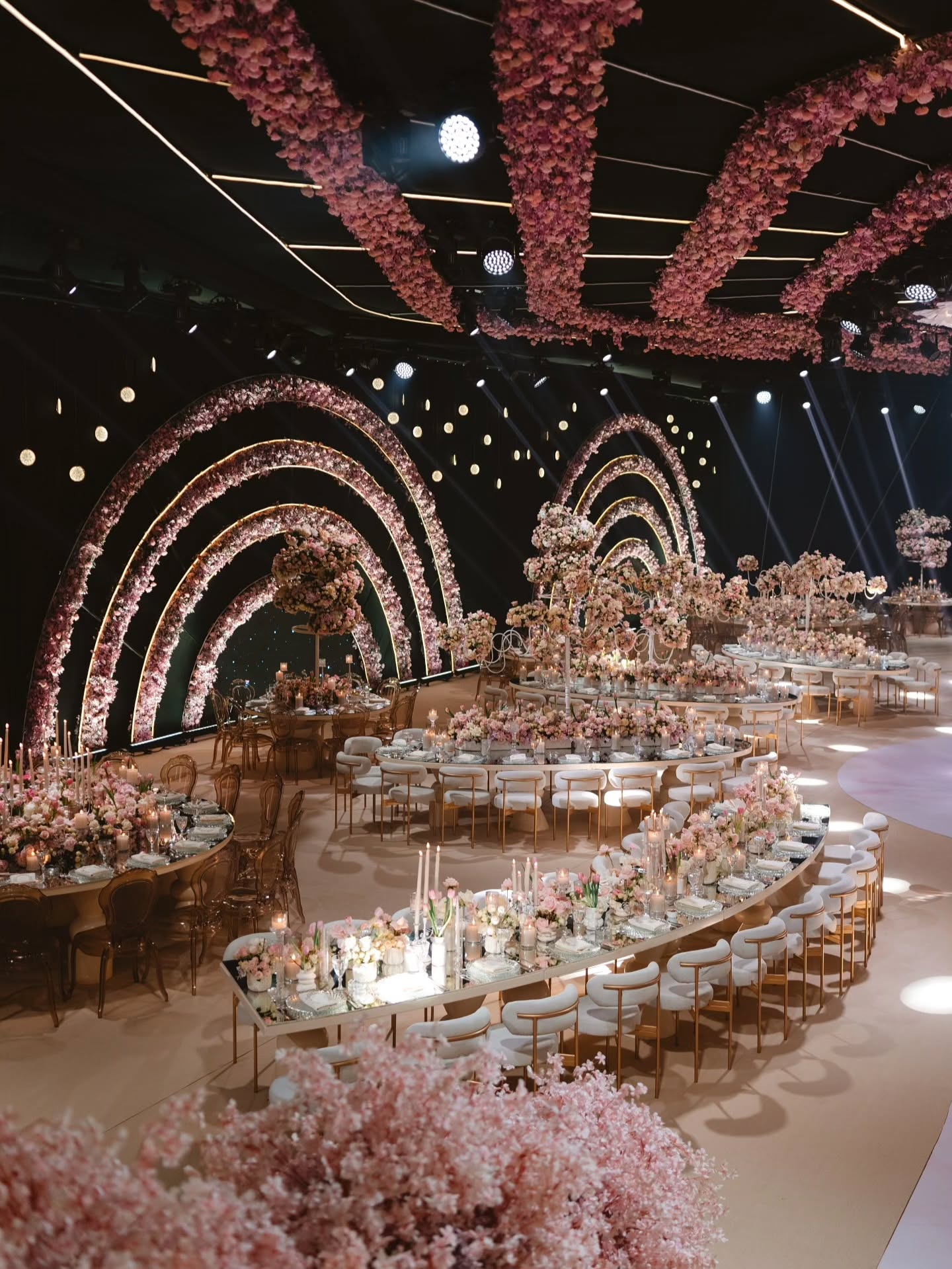 ديكور أقواس الورد داخل القاعات الكبيرة لحفلات الزفاف