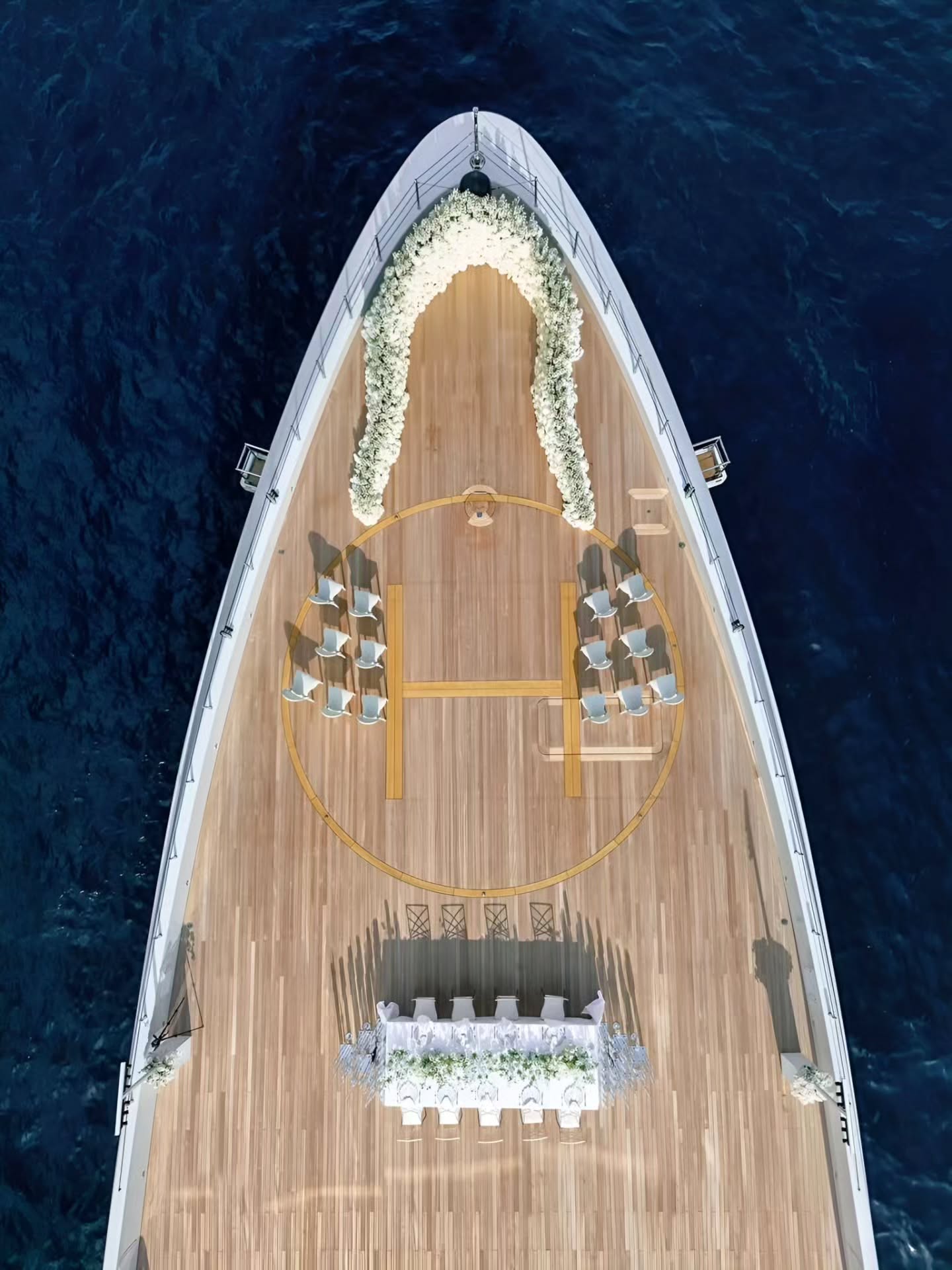 ديكور بسيط ولحظات رومانسية في حفل زفاف على متن سفينة