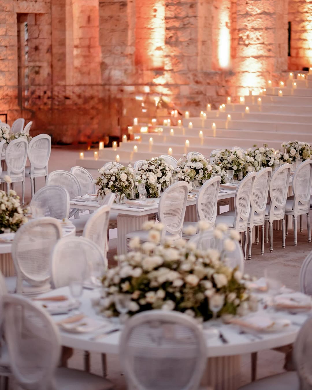 ديكور خالد واللون الأبيض يبهر الضيوف