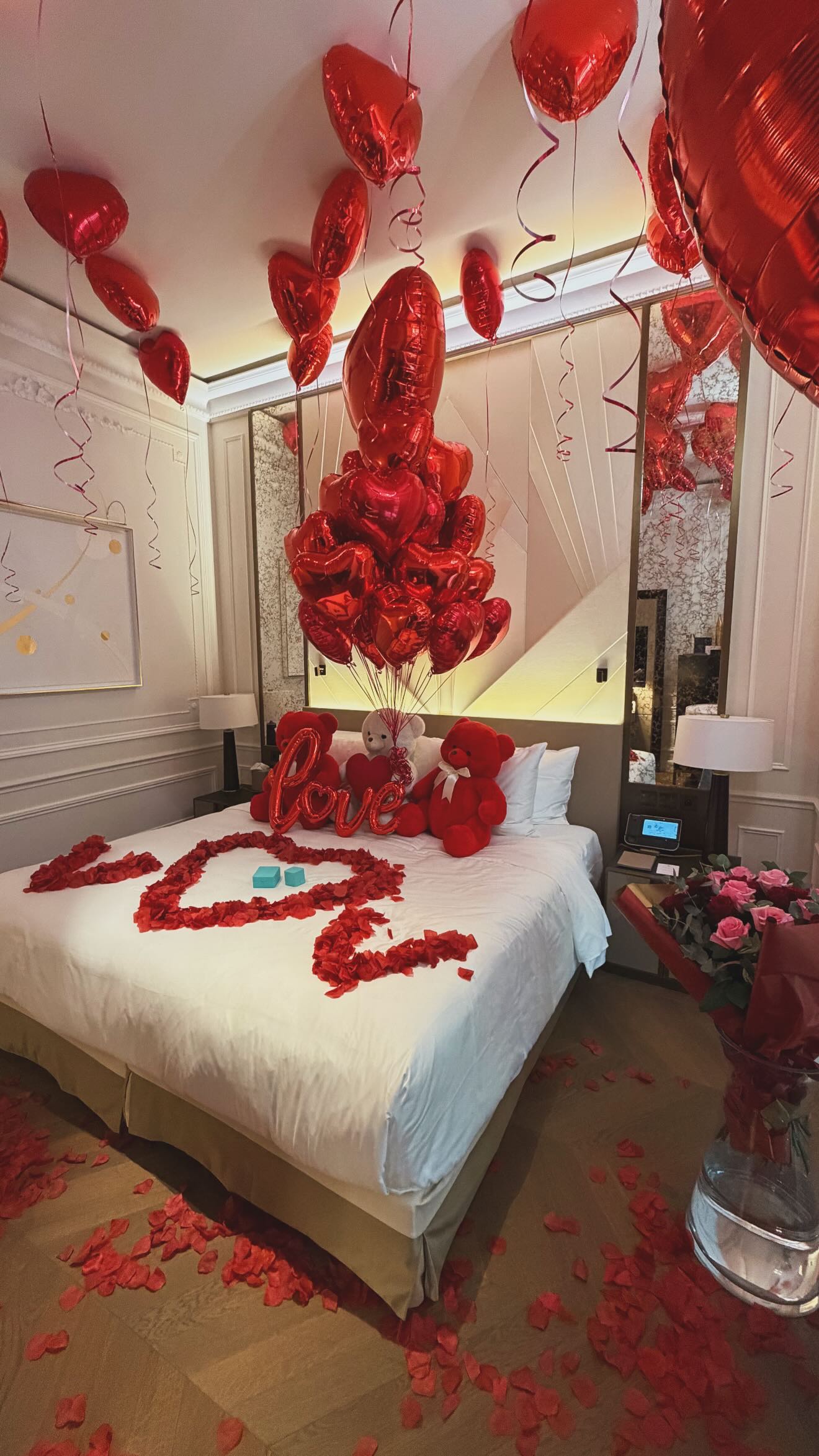 ديكور رومانسي حالم في الغرفة التي طلب بها فينيسيوس يد حبيبته