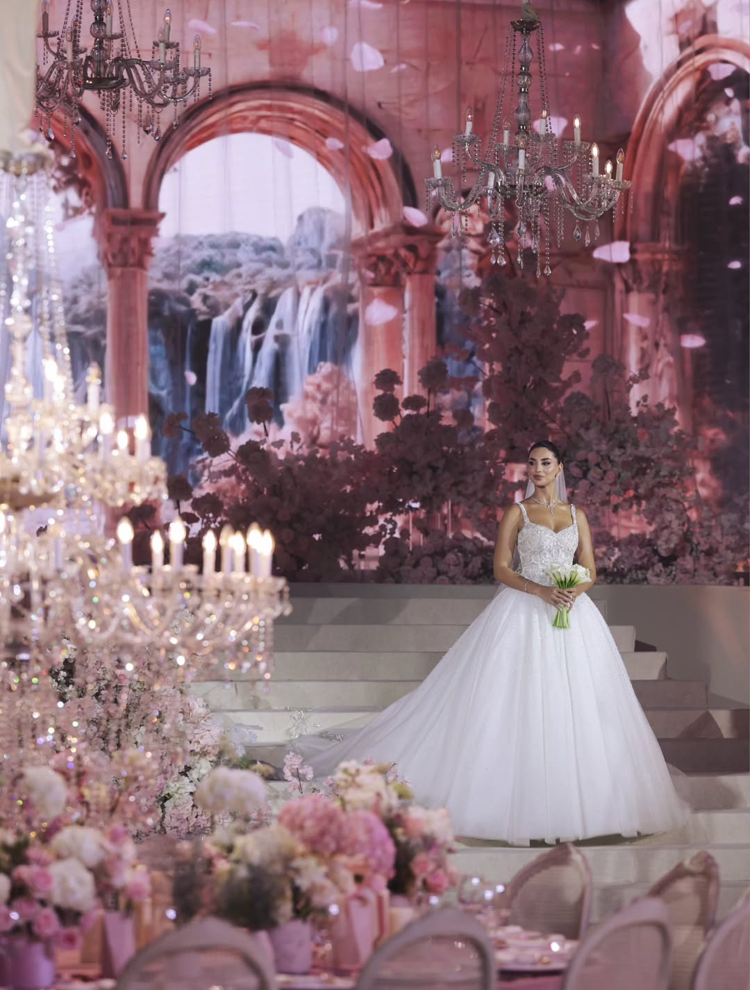 ديكور زفاف دمج بين الورد والثريات من naghamweddingplanner
