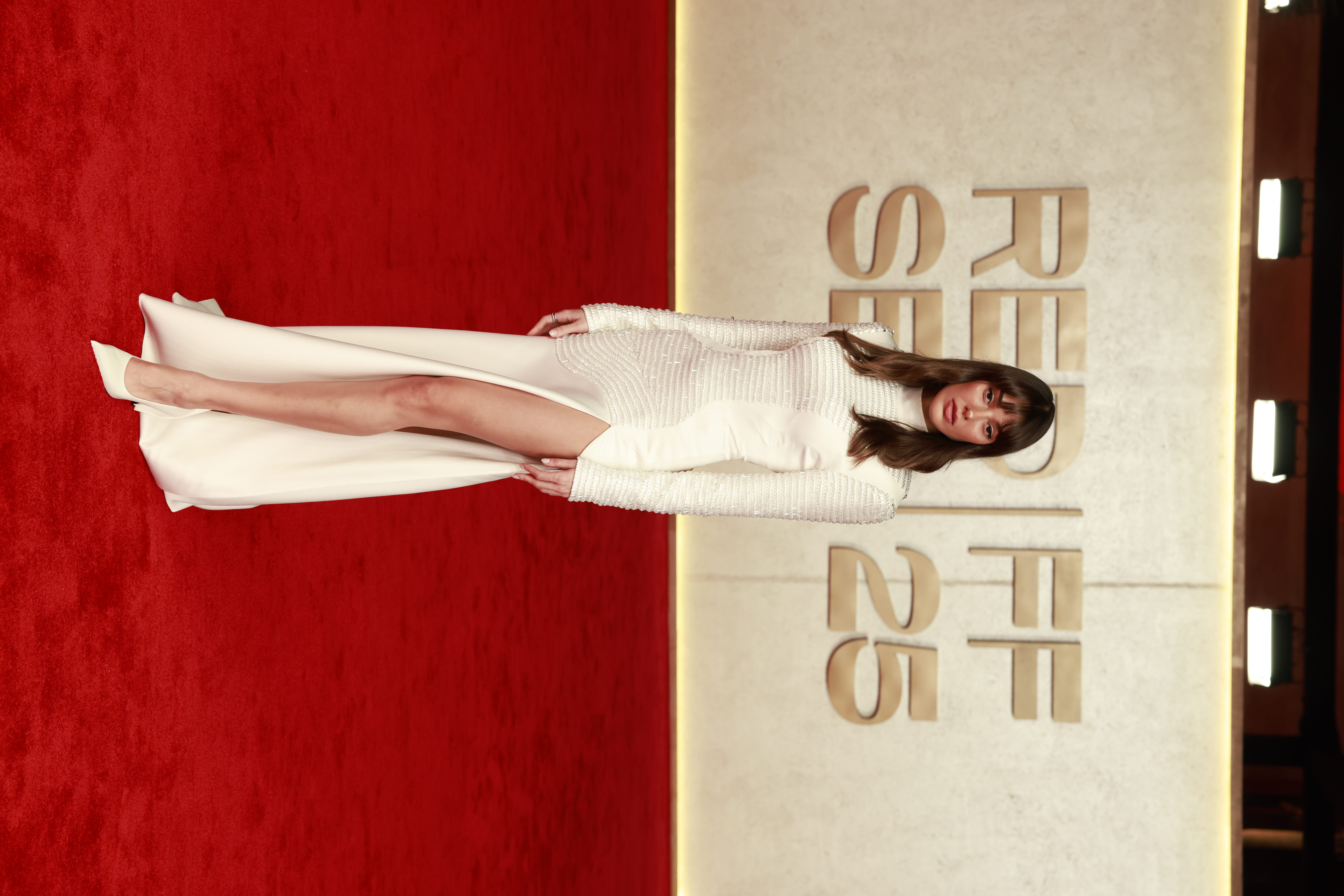 ديلان تشيشيك دينيز بأقراط Quatre Radiant Edition المتدلّية والمرصّعة